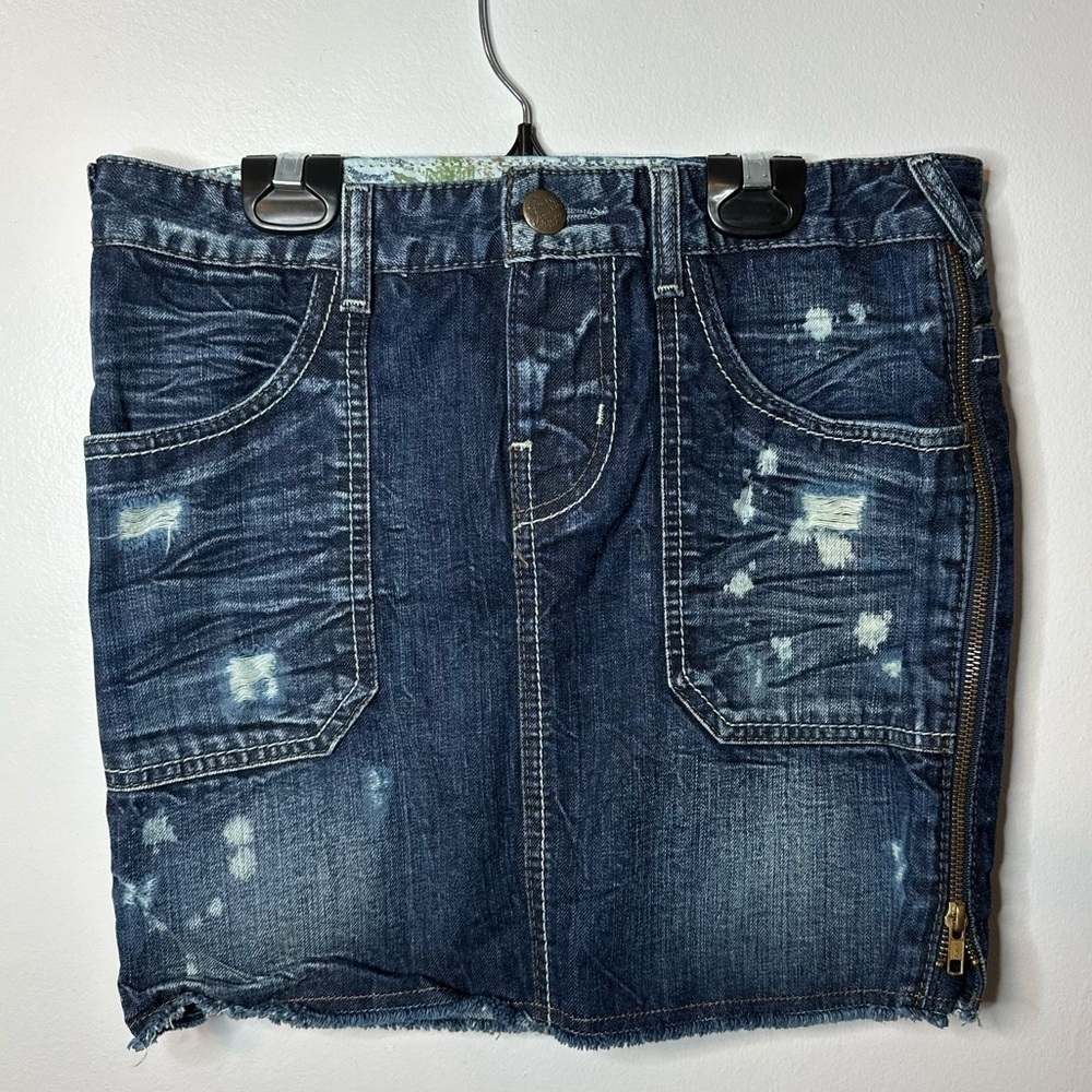 49- GUESS DESTROYED DENIM ZIP/SLIP MINI  SKIRT IN SIZE 26